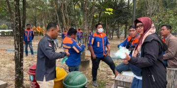 Kabut Asap Pekat, Humas Polres dan PWI Tabalong Bagikan Masker ke Peserta Aksi Demonstrasi