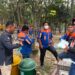 Kabut Asap Pekat, Humas Polres dan PWI Tabalong Bagikan Masker ke Peserta Aksi Demonstrasi