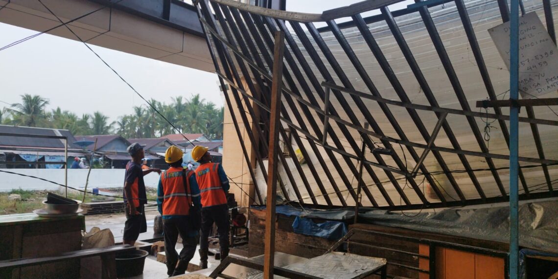 Dinding Kisi-Kisi Pasar Kapar Ambruk Diterjang Hujan Deras