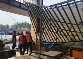 Dinding Kisi-Kisi Pasar Kapar Ambruk Diterjang Hujan Deras