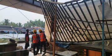 Dinding Kisi-Kisi Pasar Kapar Ambruk Diterjang Hujan Deras