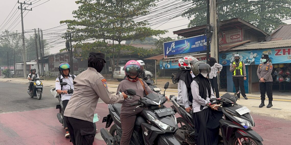 Asap Kembali Pekat, Polisi Tabalong Bagikan Masker ke Pengendara
