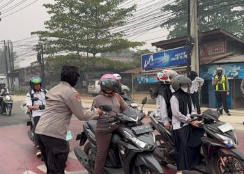Asap Kembali Pekat, Polisi Tabalong Bagikan Masker ke Pengendara