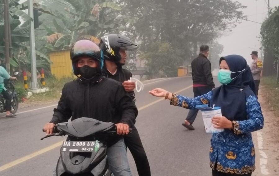 Kecamatan Kelua Bagikan Ribuan Masker ke Masyarakat