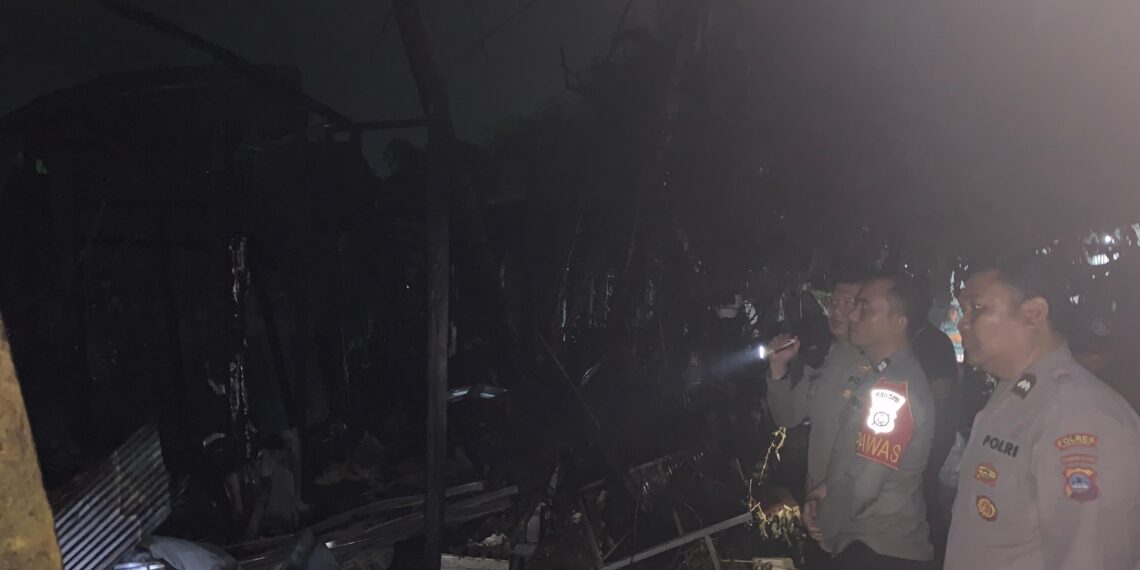 Ditinggal Keluar Kota, Rumah Warga Pembataan Hangus Terbakar