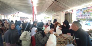Minyak Goreng Hingga Telur Jadi Incaran, Warga Tabalong Padati Pasar Murah di Sarabakawa