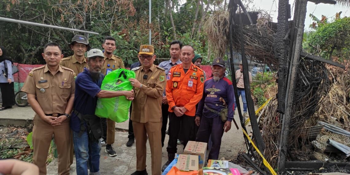 Rumah Hangus Saat Kosong, Korban Kebakaran Dapat Bantuan Bupati Tabalong