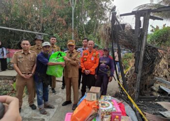 Rumah Hangus Saat Ditinggal Mudik, Korban Kebakaran Dapat Bantuan Bupati Tabalong