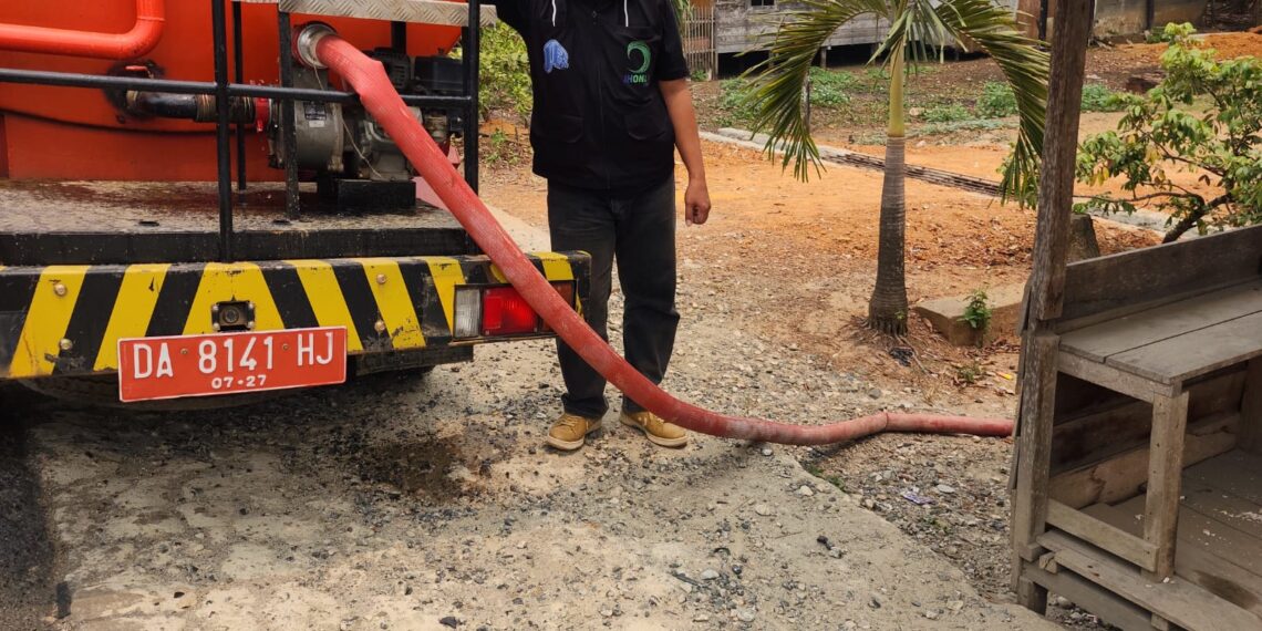 Sinergi PT Jhonlin Baratama dan Pemkab Tabalong Salurkan 27 Ribu Liter Air Bersih di Desa Kembang Kuning