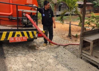 Sinergi PT Jhonlin Baratama dan Pemkab Tabalong Salurkan 27 Ribu Liter Air Bersih di Desa Kembang Kuning