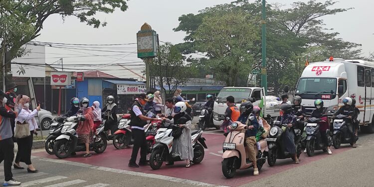 Asap Karhutla Melanda Tabalong, BPBD  Bagikan Ribuan Masker ke Masyarakat