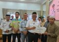 H Fani Serahkan Bantuan Pendidikan ke 9 Pemuda Tabalong Studi di Kairo dan Yaman
