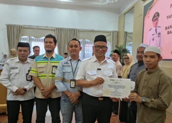 H Fani Serahkan Bantuan Pendidikan ke 9 Pemuda Tabalong Studi di Kairo dan Yaman