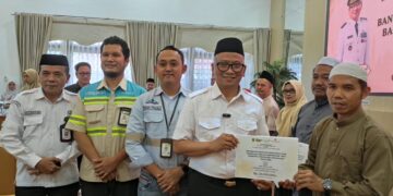 H Fani Serahkan Bantuan Pendidikan ke 9 Pemuda Tabalong Studi di Kairo dan Yaman