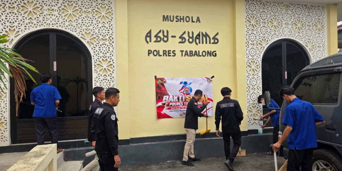 HUT ke-75 Humas Polri, Polres Tabalong Gelar Bakti Sosial Bersihkan Mushola