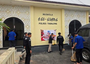 HUT ke-75 Humas Polri, Polres Tabalong Gelar Bakti Sosial Bersihkan Mushola