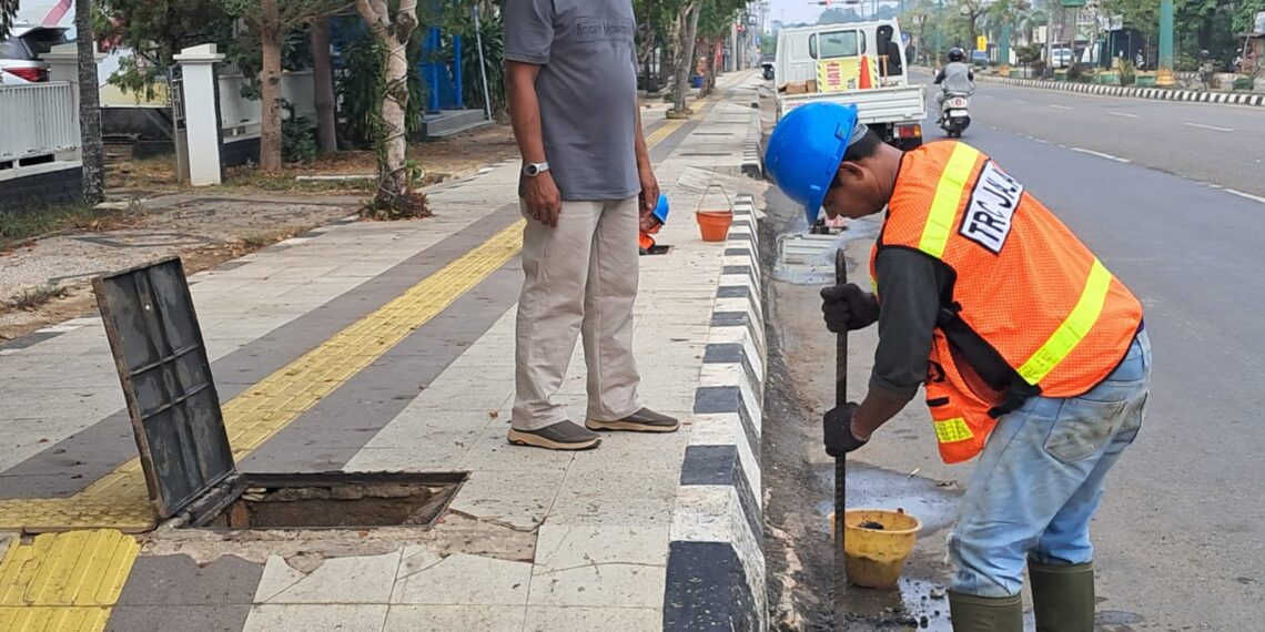 Jelang Musim Hujan, TRC Jalan Dinas PUPR Tabalong Benahi Saluran Pembuangan Air