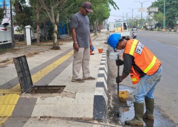 Jelang Musim Hujan, TRC Jalan Dinas PUPR Tabalong Benahi Saluran Pembuangan Air